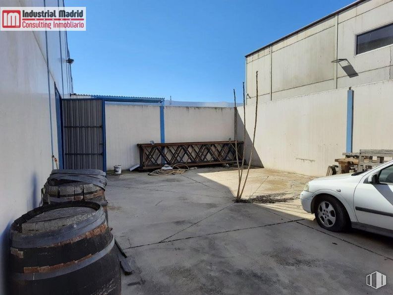 Nave en venta en Polígono Industrial Gestesa, Loeches, Madrid, 28890 con rueda, coche, ventana, neumático, barril, neumático automotriz, cielo, vehículo, asfalto y superficie de carretera alrededor