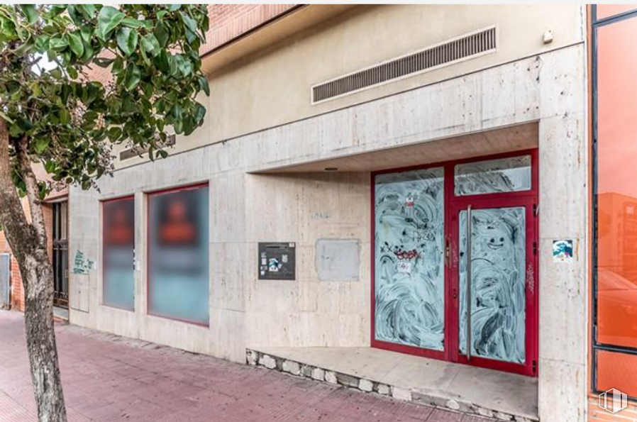 Retail for sale at Calle María Zayas, Arganda del Rey, Madrid, 28500 with fixture, window, architecture, facade, brick, art, tints and shades, wood, tree and building around