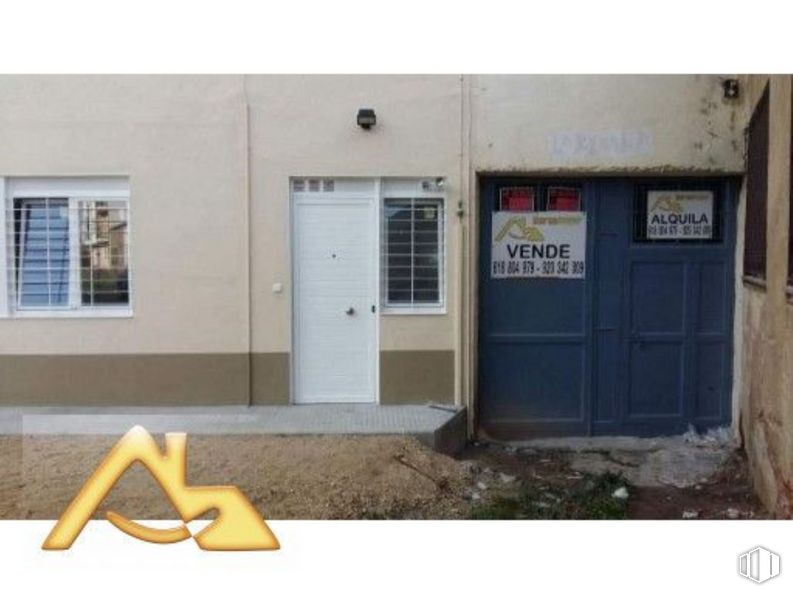 Industrial for sale at Avenida Vaca Osma, 3, El Barco de Ávila, Ávila, 05600 with window, door, building, fixture, line, wood, facade, gas, asphalt and tints and shades around