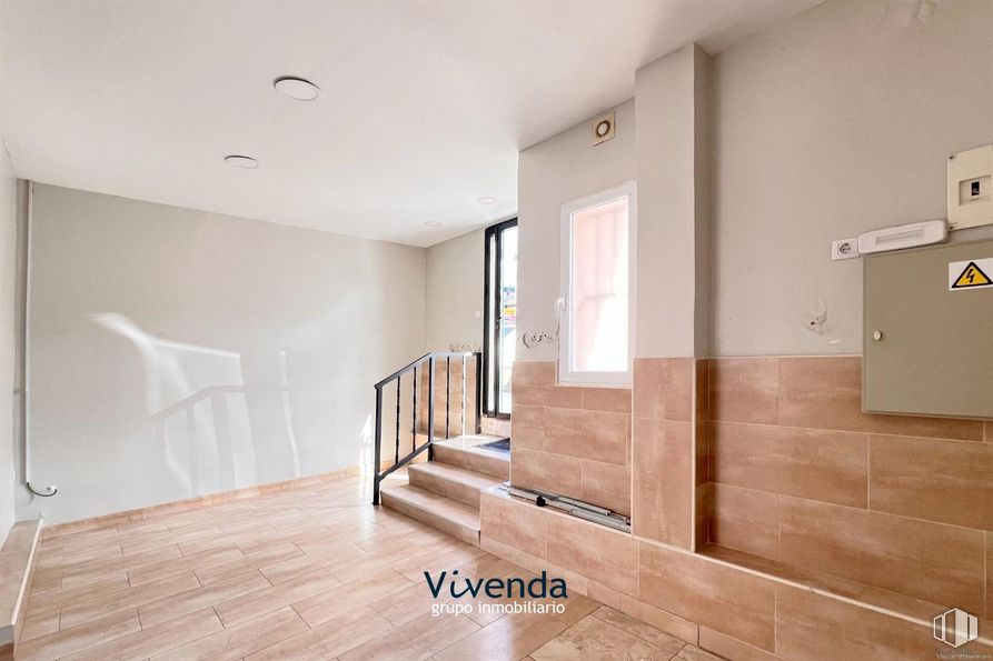 Local en venta en Calle Las Palmas, Móstoles, Madrid, 28937 con accesorio, pintura, madera, interiorismo, suelos, suelo, tinte para madera, edificio, madera dura y hall alrededor