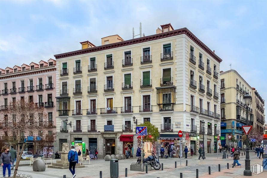 Retail for rent at Zona centro, Centro, Madrid, 28012 with person, building, city, urban area, public space, town, neighbourhood, street, pedestrian and metropolitan area around