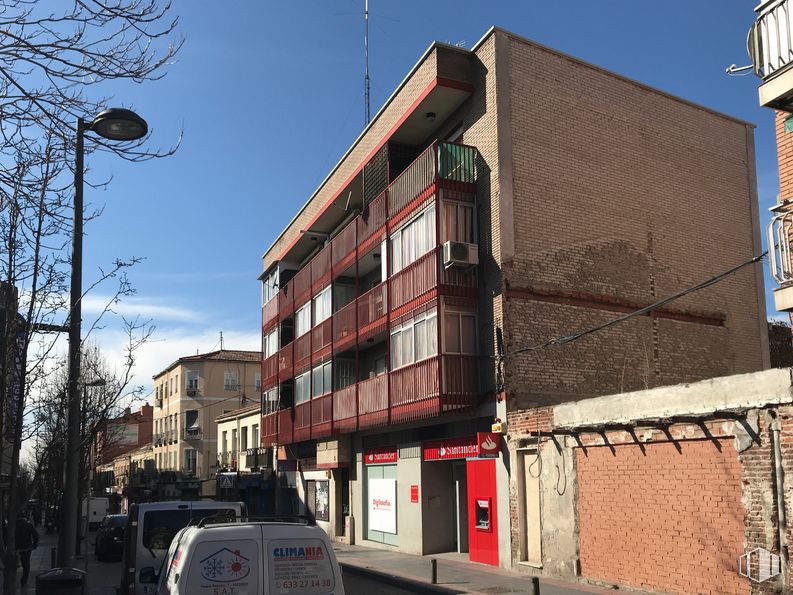 Retail for rent at Avenida Peña Prieta, 57, Puente de Vallecas, Madrid, 28038 with building, sky, window, street light, infrastructure, vehicle, urban design, road surface, automotive lighting and asphalt around