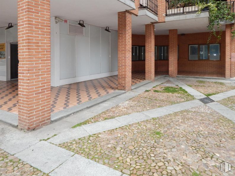 Retail for rent at Calle Jardín del Recreo, Ávila, 05001 with window, property, road surface, fixture, plant, brickwork, brick, building, door and wood around