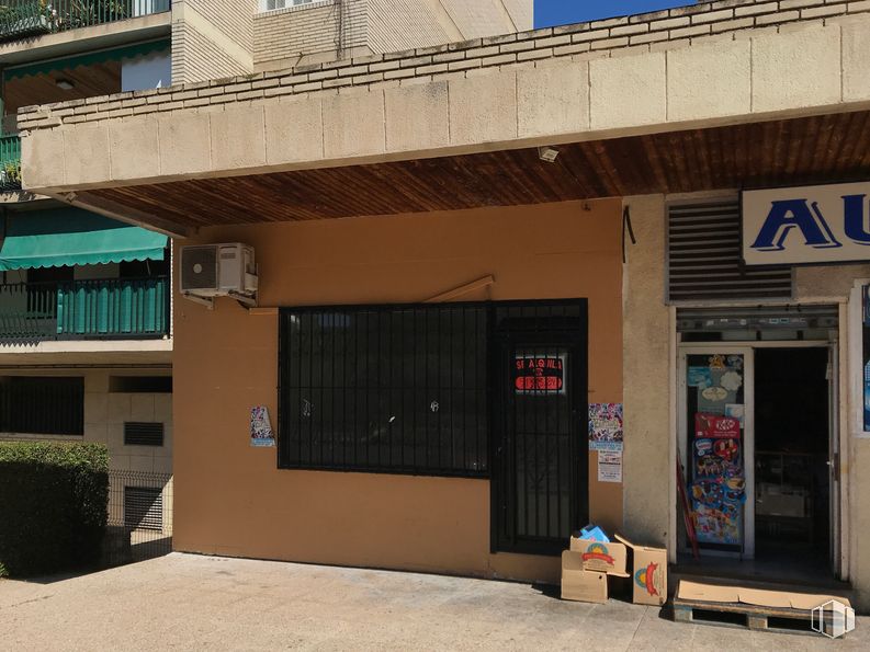 Local en alquiler en Calle Rubens, 20, Móstoles, Madrid, 28933 con puerta, propiedad, planta, edificio, sombra, pared, barrio, fachada, bienes raíces y edificio comercial alrededor