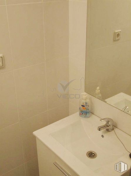 Retail for sale & for rent at Zona Centro, Cuenca, 16002 with sink, packaged goods, mirror, tap, plumbing fixture, bathroom sink, bathroom, bathroom cabinet, fluid and wood around