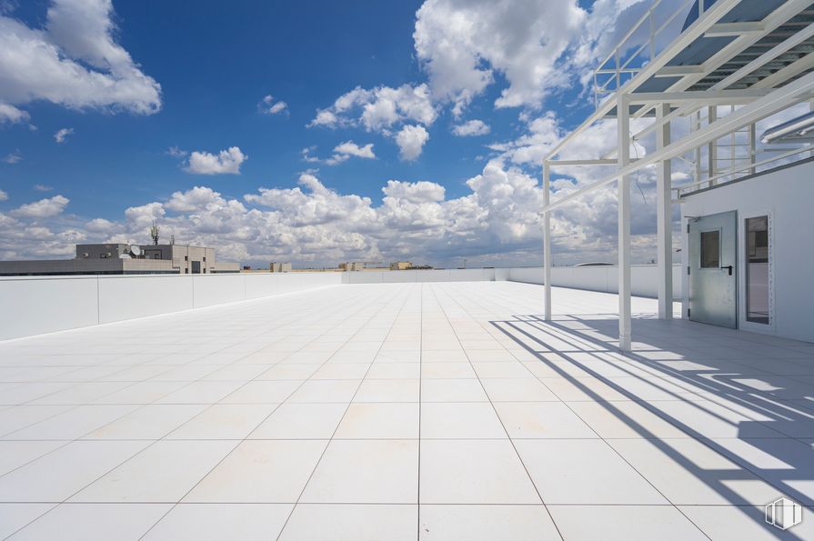 Oficina en alquiler en Calle Valentín Beato, 21, San Blas - Canillejas, Madrid, 28037 con puerta, edificio, nube, cielo, azure, superficie de la carretera, diseño urbano, suelo, suelos y sombra alrededor