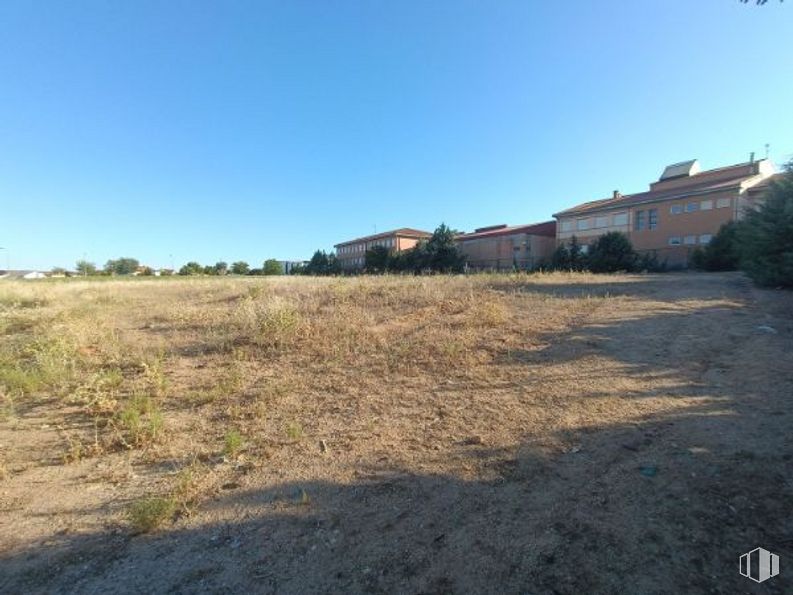 Land for sale at Calle Cabeza Tocón, Valmojado, Toledo, 45940 with sky, plant, building, tree, natural landscape, road surface, asphalt, grass, landscape and horizon around