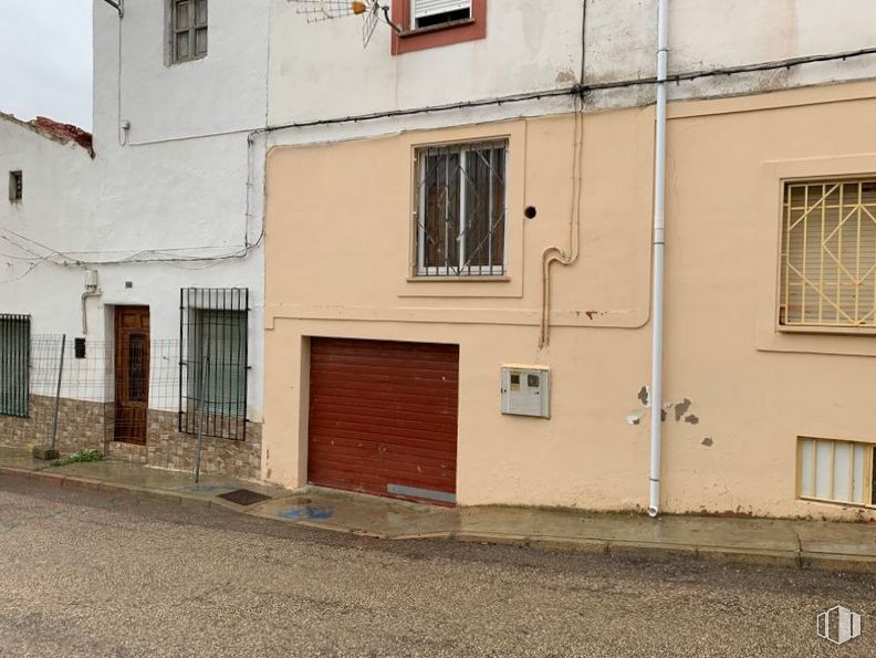 Local en venta en Calle Jiménez de Córdoba, 29, Ledaña, Cuenca, 16237 con ventana, puerta, edificio, madera, accesorio, superficie de carretera, suelo, beige, fachada y asfalto alrededor