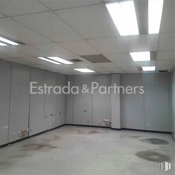 Nave en venta en Zona industrial, Alcobendas, Madrid, 28108 con lámpara, accesorio, pavimentos, piso, edificio, pared, techo, pasillo, material compuesto y lámpara fluorescente alrededor