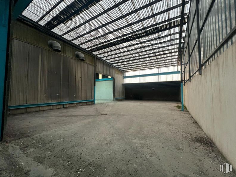 Industrial for rent at Zona industrial, Vicálvaro, Madrid, 28052 with door, architecture, composite material, floor, ceiling, metal, concrete, shade, daylighting and building material around