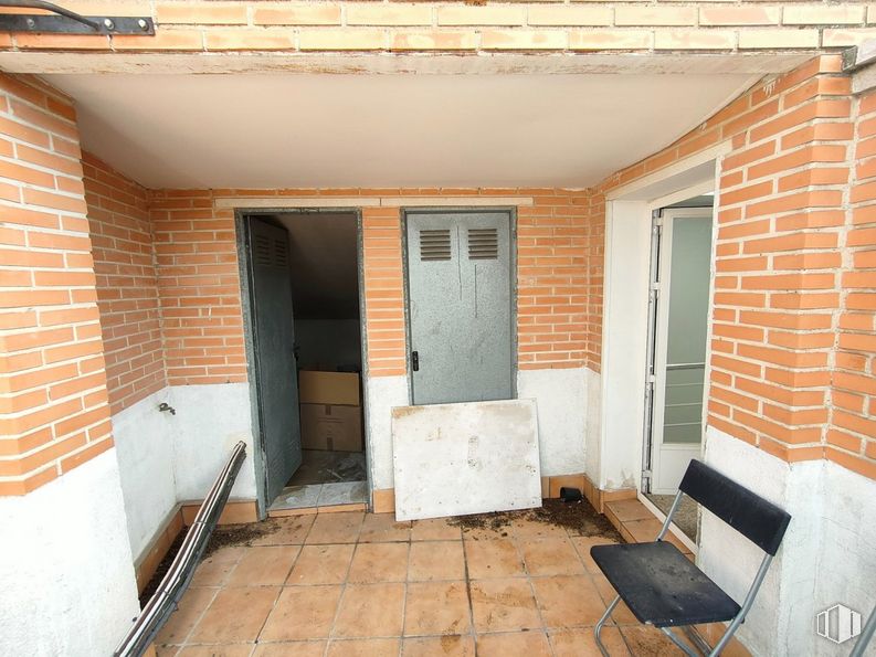 Office for sale & for rent at Zona centro, Getafe, Madrid, 28901 with bench, door, building, wood, window, brickwork, brick, interior design, floor and fixture around