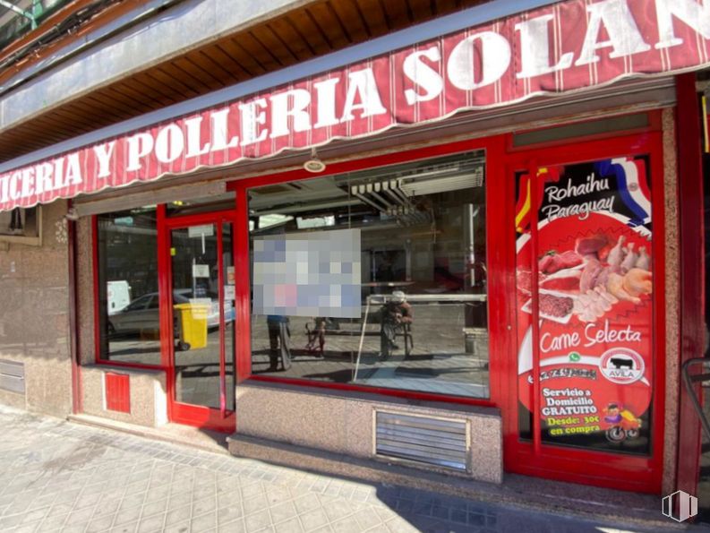 Retail for rent at Calle Ezequiel Solana, Ciudad Lineal, Madrid, 28017 with door, facade, window, building, retail, advertising and logo around