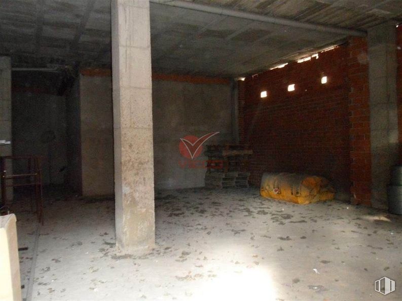 Retail for sale at Zona Reyes Católicos, Cuenca, 16003 with furniture, container, building, wood, floor, flooring, wall, house, gas and tints and shades around