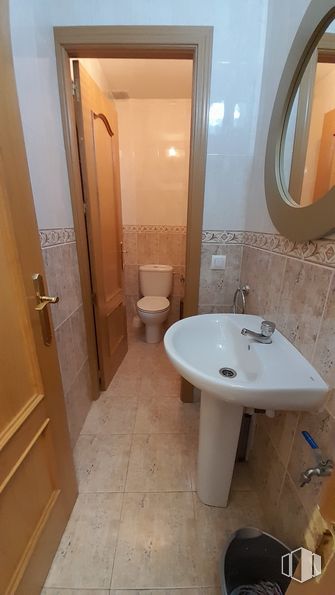 Retail for rent at Calle Pozuelo, Fuenlabrada, Madrid, 28945 with toilet, sink, mirror, brown, tap, bathroom sink, property, plumbing fixture, bathroom and building around