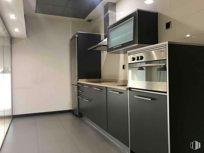 Oficina en venta en Polígono Industrial Sur, San Sebastián de los Reyes, Madrid, 28703 con refrigerador, horno microondas, ebanistería, encimera, edificio, cocina, aparato de cocina, cajón, electrodoméstico y cocina alrededor