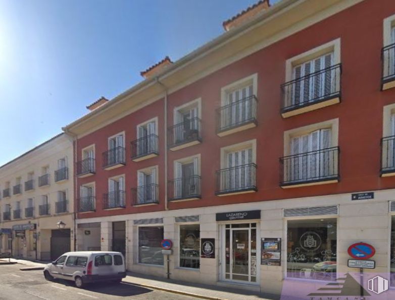 Local en venta en Zona Centro, Aranjuez, Madrid, 28300 con camioneta, ventana, puerta, coche, casa, cielo, edificio, luz de estacionamiento, vehículo y accesorio alrededor