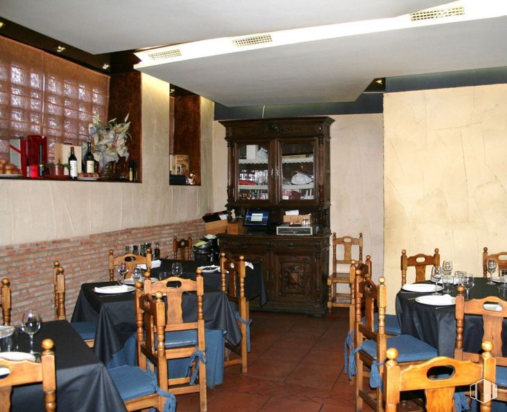 Retail for sale at Calle Salud, El Molar, Madrid, 28710 with chair, furniture, table, property, building, cabinetry, interior design, television, kitchen & dining room table and wood around