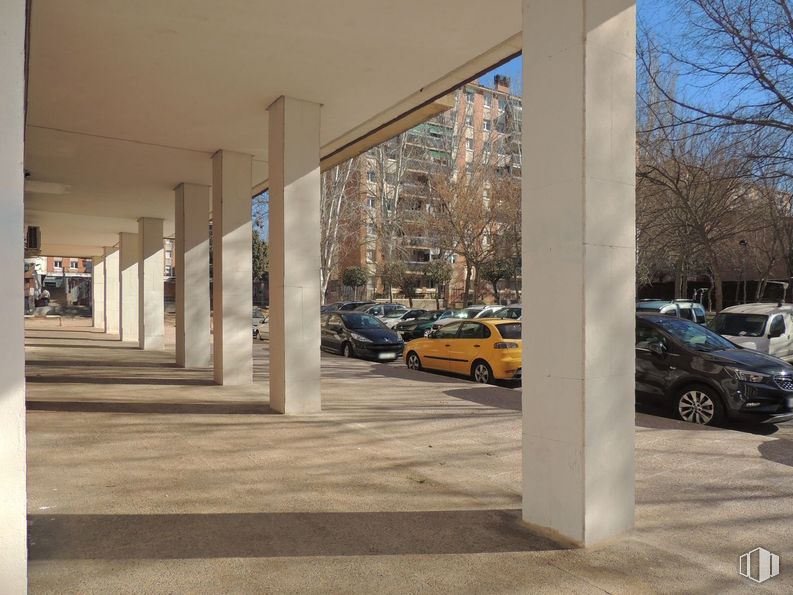 Retail for sale at Avenida del Ejército, 17, Guadalajara, 19003 with car, tire, wheel, land vehicle, vehicle, shade, automotive design, tree, plant and sky around