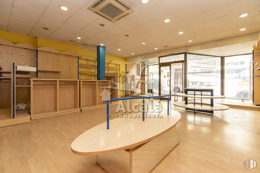 Retail for sale at Zona centro, Azuqueca de Henares, Guadalajara, 19200 with table, hall, interior design, floor, flooring, wood, fixture, ceiling, glass and leisure around