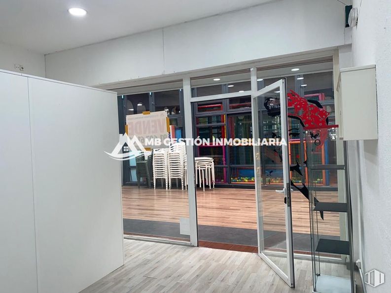 Local en alquiler y venta en Calle Portugal, Fuenlabrada, Madrid, 28942 con suelo, accesorio, suelos, madera, casa, edificio, puerta, vidrio, material compuesto y techo alrededor