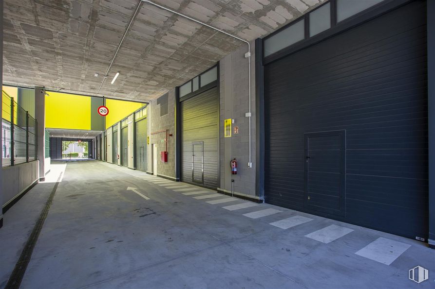 Nave en alquiler en Calle Valle de Tobalina, 17, Villaverde, Madrid, 28021 con edificio, accesorio, superficie de la carretera, asfalto, pared, gas, techo, acera, puerta y fachada alrededor