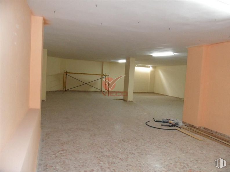 Retail for sale & for rent at Calle Hermanos Becerril, Cuenca, 16004 with wood, hall, flooring, floor, interior design, paint, ceiling, hardwood, fixture and plaster around