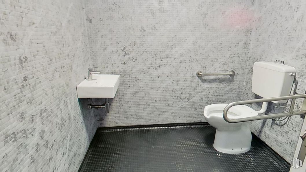 Retail for rent at Calle Peñuelas, Torrejón de la Calzada, Madrid, 28991 with toilet, sink, plumbing fixture, flooring, bathroom, plumbing, floor, composite material, tile and tap around