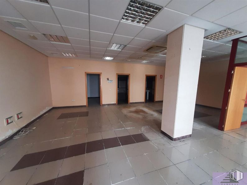 Retail for sale & for rent at Zona centro, El Romeral, Toledo, 45770 with door, tile flooring, fixture, flooring, hall, floor, ceiling, composite material, glass and space around