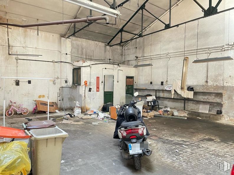 Industrial for rent at Calle Sierra de Los Filabres, Puente de Vallecas, Madrid, 28038 with motorcycle, tire, vehicle, automotive tire, flooring, floor, wheel, motor vehicle, gas and automotive lighting around