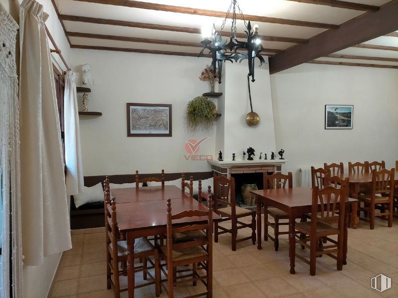 Local en venta en Centro, Huete, Cuenca, 16540 con silla, mesa de cocina y comedor, marco, alumbrado, candelabro, mueble, interiorismo, madera, suelos y suelo alrededor