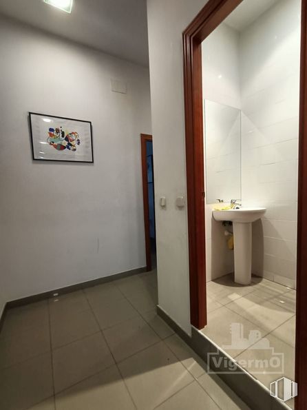 Local en alquiler y venta en Zona Centro, Torrejón de Ardoz, Madrid, 28850 con marco, fregadero, grifo, edificio, accesorios de fontanería, lavabo, accesorio, interiorismo, pared y suelo alrededor