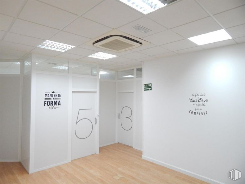 Retail for rent at Calle Jardín del Recreo, Ávila, 05001 with light fixture, lighting, building, flooring, wood, floor, fixture, art, ceiling and space around