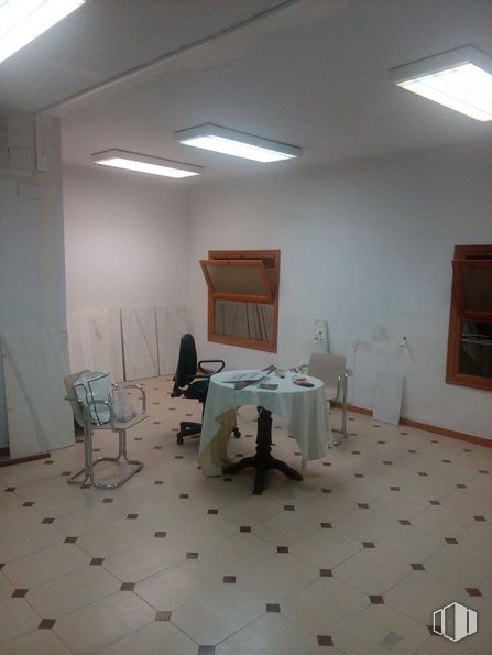 Retail for rent at Calle San Miguel, 5, Santa Cruz de la Zarza, Toledo, 45370 with table, chair, lighting, furniture, wood, interior design, floor, flooring, grey and wall around