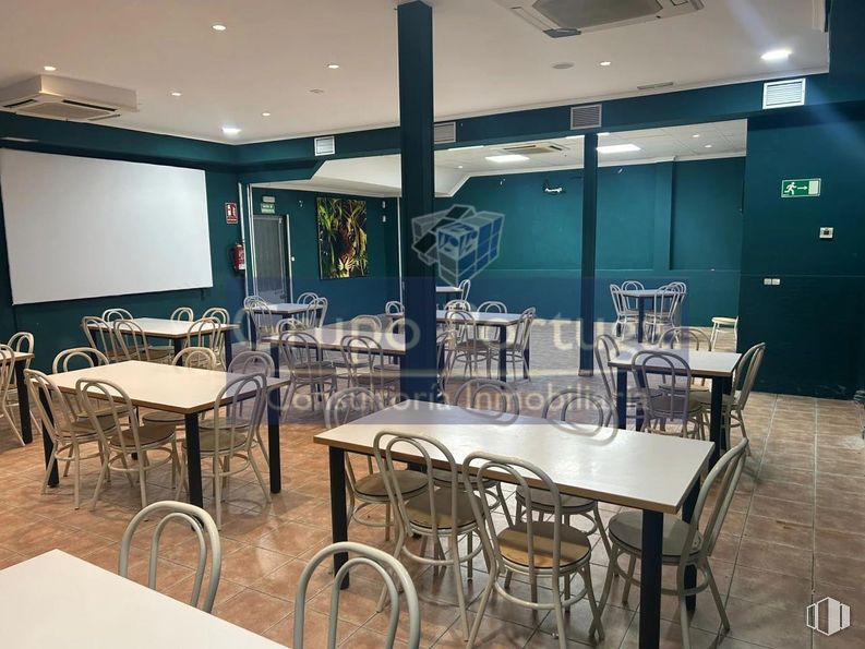 Local en alquiler en Polígono Industrial las Monjas, Torrejón de Ardoz, Madrid, 28850 con silla, mesa de cocina y comedor, mesa, lámpara, alumbrado, mueble, suelos, suelo, interiorismo y restaurante alrededor