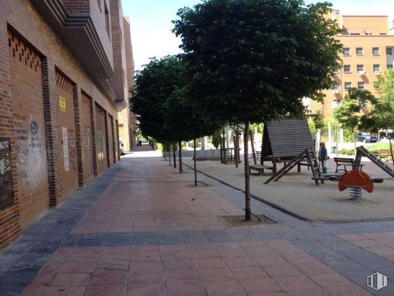 Local en alquiler y venta en Calle Océano Atlántico, Coslada, Madrid, 28820 con edificio, mueble, día, superficie de la carretera, cielo, hoja, infraestructura, árbol, diseño urbano y sombra alrededor