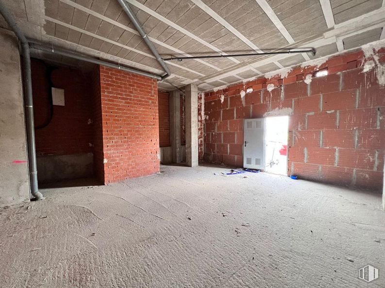 Retail for sale at Calle Maurice Ravel, Ávila, 05003 with wood, hall, architecture, flooring, floor, brick, brickwork, concrete, composite material and ceiling around