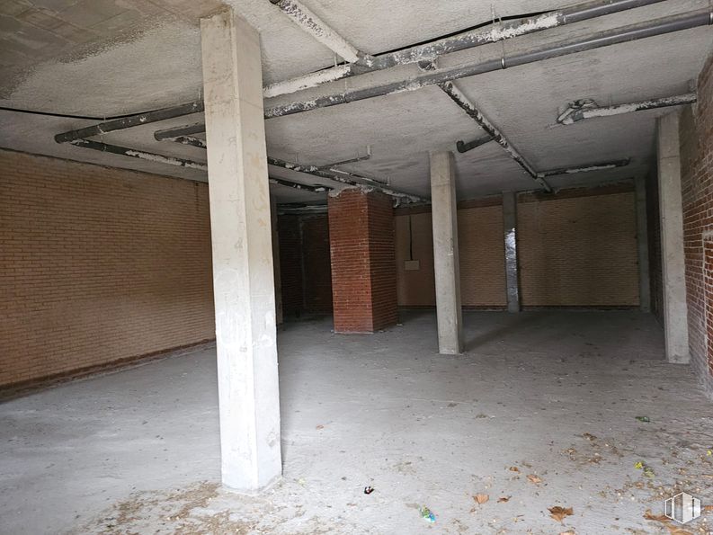 Retail for sale & for rent at Calle Juan Genovés, Torrejón de Ardoz, Madrid, 28850 with floor, flooring, ceiling, composite material, column, concrete, brickwork, brick, building material and beam around