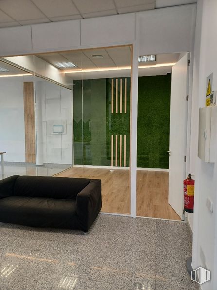 Oficina en alquiler en Edificio Monterrey, Calle Severo Ochoa, 3, Las Rozas de Madrid, Madrid, 28230 con sofá, puerta, diseño de interiores, sombra, madera, piso, suelo, accesorio, comodidad y bienes raíces alrededor