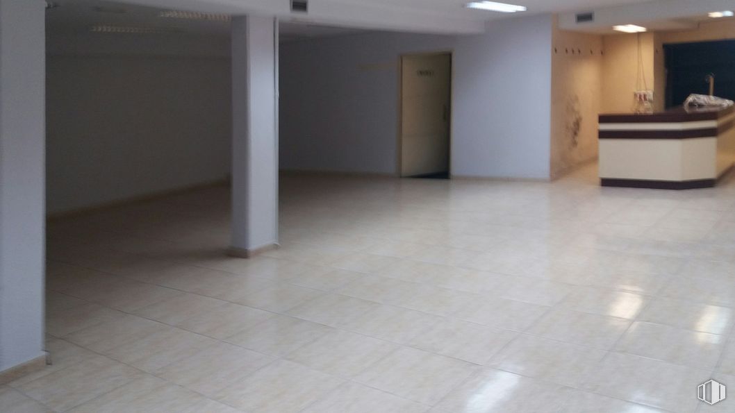 Retail for sale at Calle Espejo, 4, Centro, Madrid, 28013 with furniture, tile flooring, flooring, fixture, floor, hall, wood, glass, ceiling and composite material around