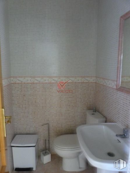 Retail for sale at Zona Hospitales, Cuenca, 16003 with sink, toilet, mirror, property, plumbing fixture, building, bathroom, toilet seat, purple and bathroom sink around