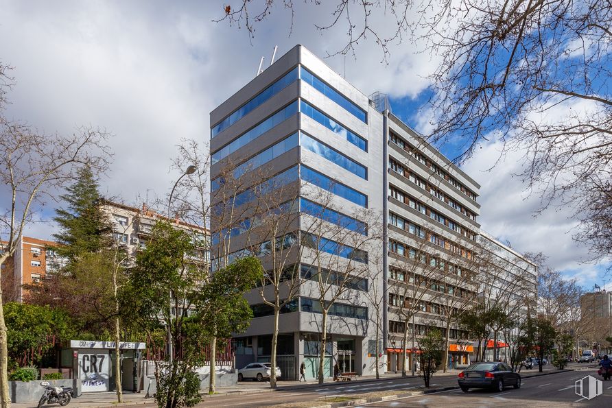 Oficina en alquiler en Calle María de Molina, 37 Bis, Chamartín, Madrid, 28006 con edificio, nube, cielo, tiempo de día, ventana, árbol, bloque de pisos, diseño urbano, vecindario y edificio comercial alrededor