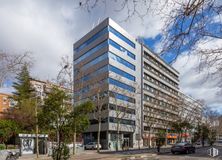 Oficina en alquiler en Calle María de Molina, 37 Bis, Chamartín, Madrid, 28006 con edificio, nube, cielo, tiempo de día, ventana, árbol, bloque de pisos, diseño urbano, vecindario y edificio comercial alrededor