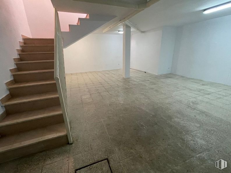 Local en alquiler en Calle Villarruela, Navalcarnero, Madrid, 28600 con escaleras, accesorio, edificio, madera, interiorismo, gris, suelos, suelo, hall y material compuesto alrededor