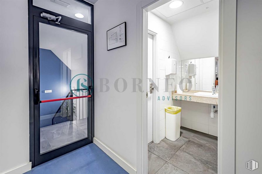 Oficina en venta en Calle Robledillo, 9, Chamberí, Madrid, 28003 con puerta, propiedad, accesorios de fontanería, accesorio, fregadero, grifo, interiorismo, edificio, arquitectura y espejo alrededor