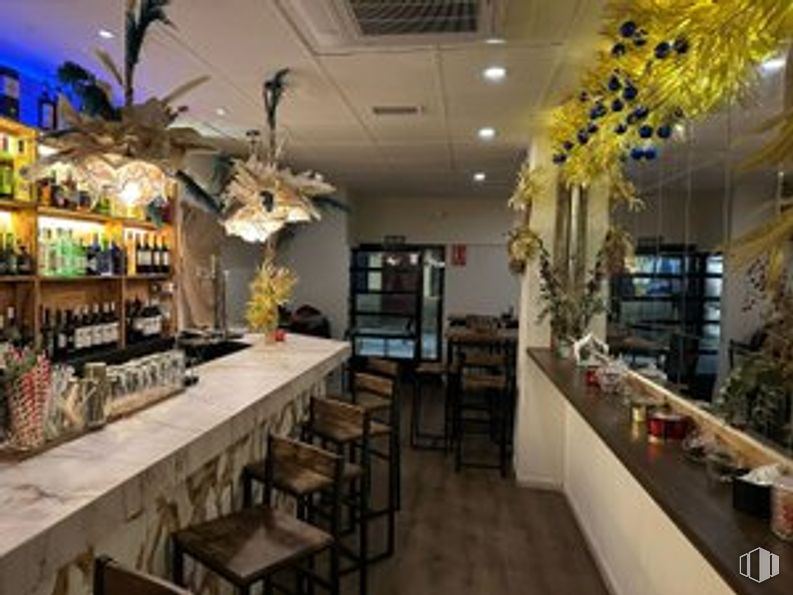 Local en alquiler en Calle Pelayo, 58, Centro, Madrid, 28004 con encimera, interiorismo, techo, restaurante, planta de interior, vidrio, lámpara, maceta, bar y silla alrededor