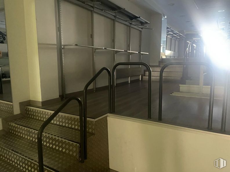 Retail for sale & for rent at Calle Bravo Murillo, Chamberí, Madrid, 28003 with gas, flooring, composite material, glass, handrail, electricity, metal, building, room and aluminium around