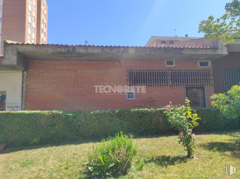 Retail for sale at Calle General Vives Camino, Guadalajara, 19003 with plant, building, sky, window, architecture, land lot, brick, grass, brickwork and neighbourhood around