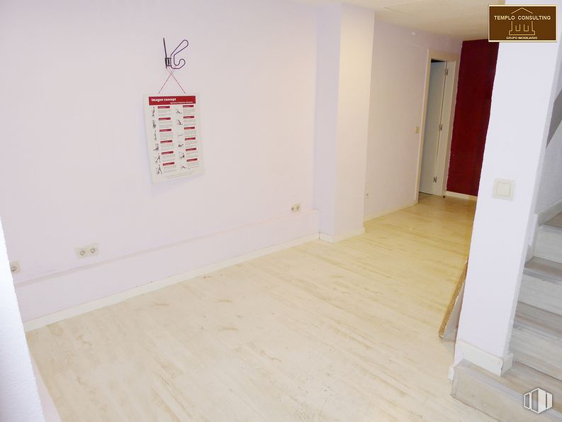 Local en alquiler en Barrio del Pilar, Fuencarral - El Pardo, Madrid, 28034 con pintura, madera, accesorio, interiorismo, suelos, suelo, propiedad material, tinte para madera, madera dura y puerta alrededor