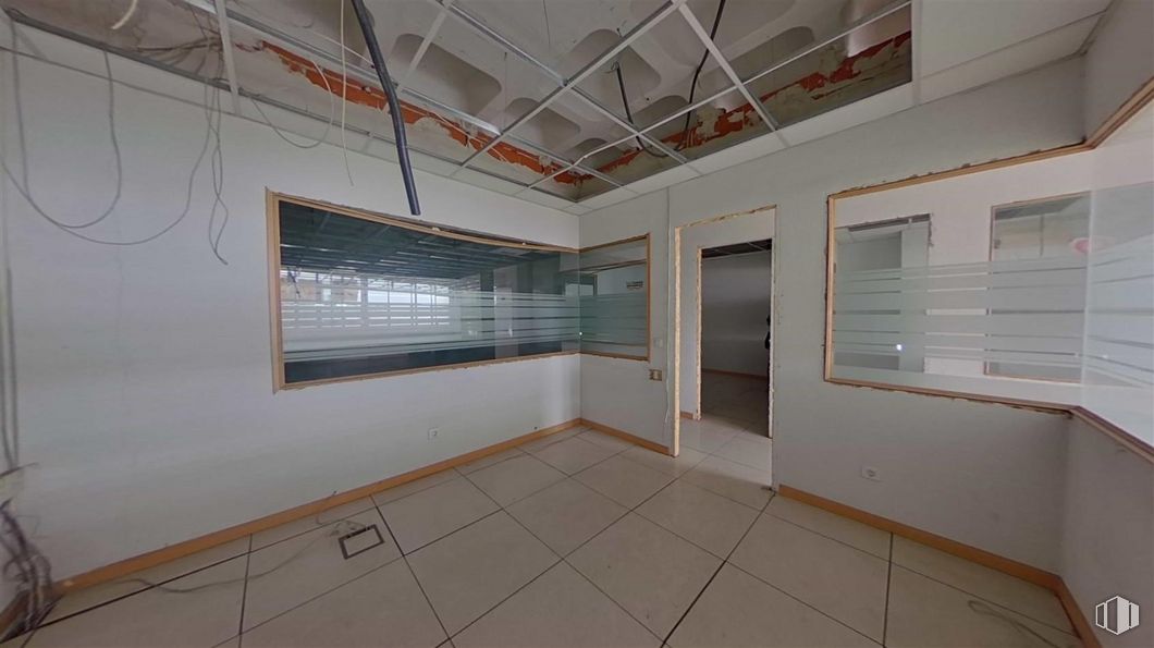 Office for sale at Avenida Democracia, Puente de Vallecas, Madrid, 28031 with window blind, property, interior design, building, architecture, wood, floor, flooring, hall and glass around