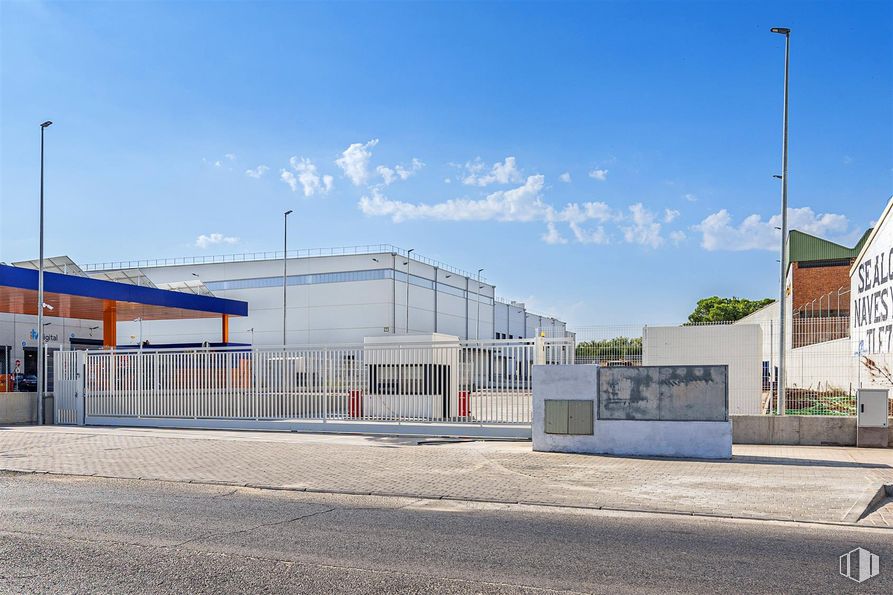 Industrial for rent at Calle San Dalmacio, Villaverde, Madrid, 28021 with sky, cloud, street light, building, road surface, asphalt, plant, urban design, residential area and facade around